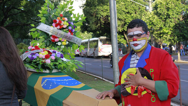 Foto simboliza Brasil no caixão e o povo com cara de palhaço / Foto: Wanderson Lara