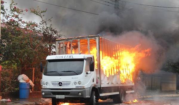 Caminhão pega fogo e fica totalmente destruído em Nova ... - MS Notícias